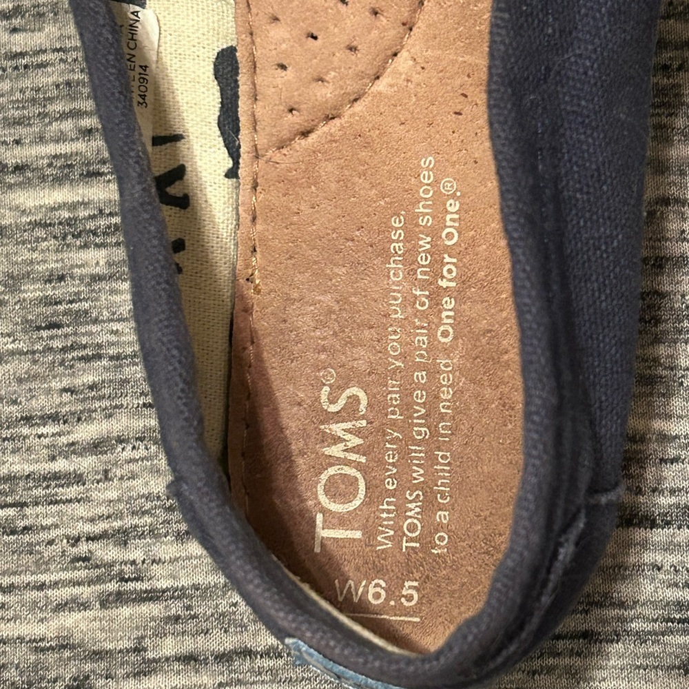 Toms Ladies Size 6.5 Navy Slip Ons - Picture 4 of 5